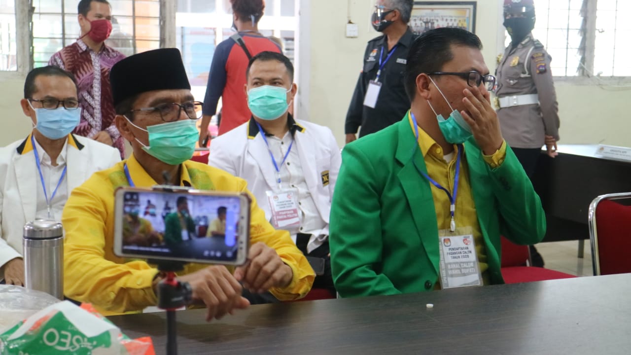 Safaruddin Datuak Bandaro Rajo dan Rizki Kurniawan Nakasri (Safari) yang maju sebagai pasangan calon Bupati dan Wakil Bupati Limapuluh Kota pada Pilkada Desember mendatang,  resmi mendaftar ke KPU setempat, Minggu (6/9). 